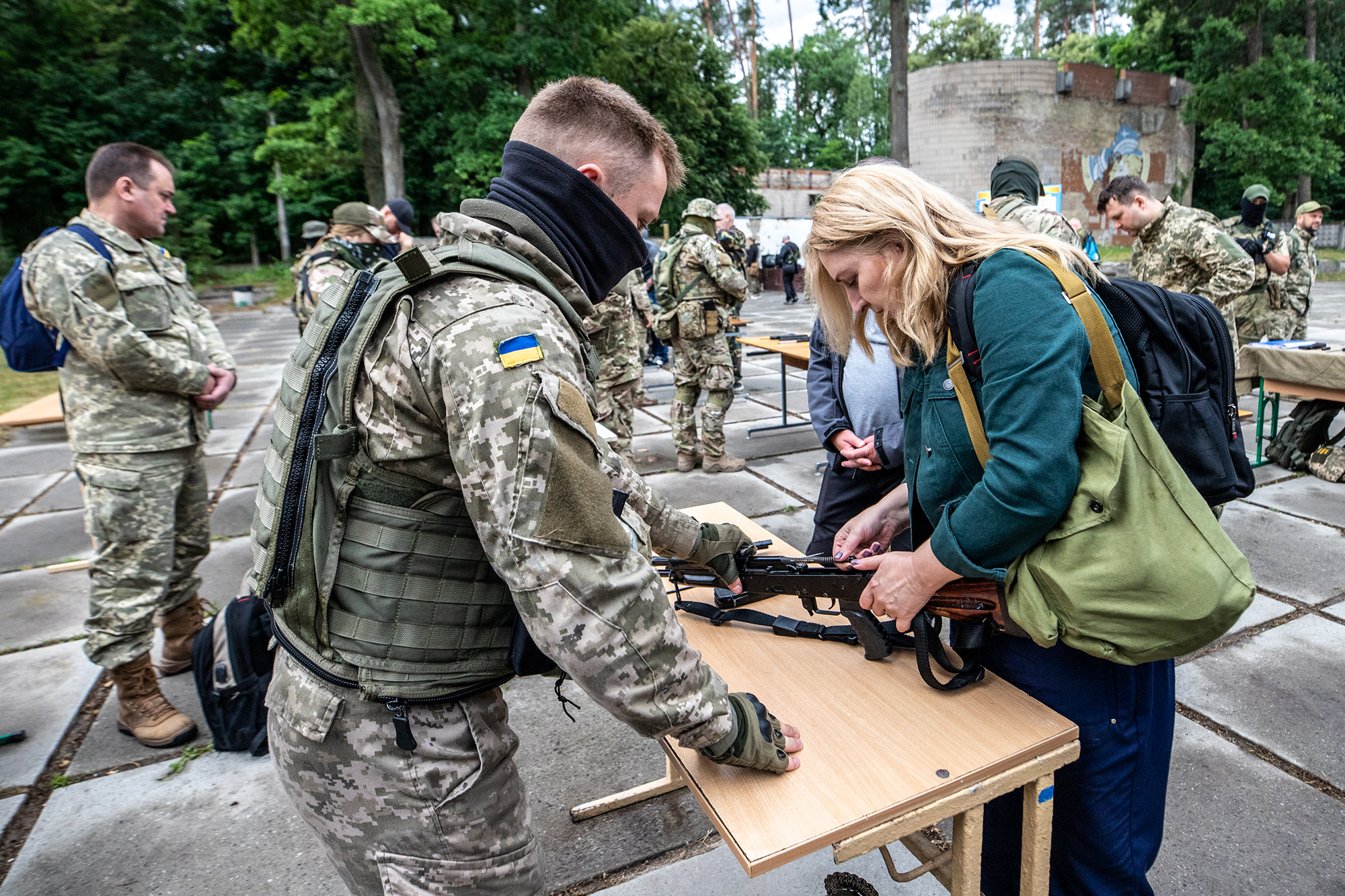 Нужно ли женщинам становиться на военный учет за границей: все детали